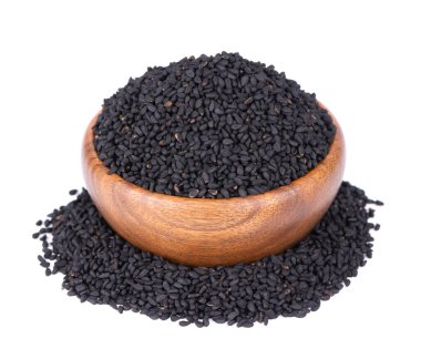 Tahta kasede siyah kimyon tohumları, beyaz arka planda izole. Bir yığın siyah nigella tohumu. Nigella sativa