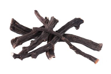 Yaygın ortak kök beyaz arkaplanda izole edilmiş. Symphytum officinale 'in kuru kökleri