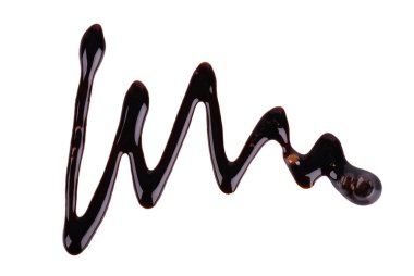 Beyaz arka planda izole edilmiş çikolata şurubu. Çikolata sosu damlatıyor. Üst görünüm