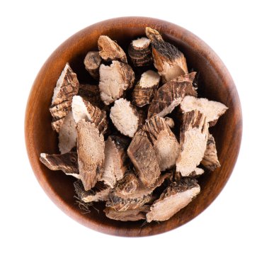 Ahşap kasede kalamar kökü, beyaz arka planda izole. Tatlı bayrak, sallanma ya da misk faresi kökü. Acorus calamus 'un kuru kökü. Üst görünüm