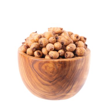 Tahta kasede kaplan fındığı, beyaz arka planda izole. Bir yığın chufa fındığı, toprak badem ya da chufa sedge. Cyperus esculentus