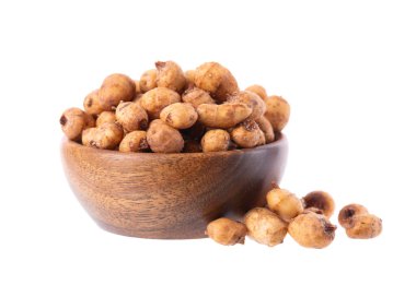 Tahta kasede kaplan fındığı, beyaz arka planda izole. Bir yığın chufa fındığı, toprak badem ya da chufa sedge. Cyperus esculentus