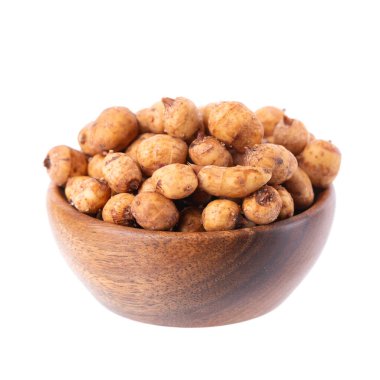 Tahta kasede kaplan fındığı, beyaz arka planda izole. Bir yığın chufa fındığı, toprak badem ya da chufa sedge. Cyperus esculentus