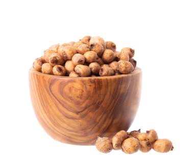 Tahta kasede kaplan fındığı, beyaz arka planda izole. Bir yığın chufa fındığı, toprak badem ya da chufa sedge. Cyperus esculentus