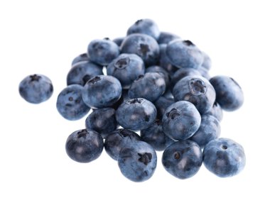 Beyaz arka planda izole edilmiş taze yaban mersini. Böğürtlen ya da böğürtlen. Kesme yolu