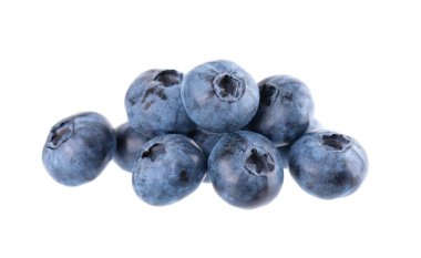 Beyaz arka planda izole edilmiş taze yaban mersini. Böğürtlen ya da böğürtlen. Kesme yolu