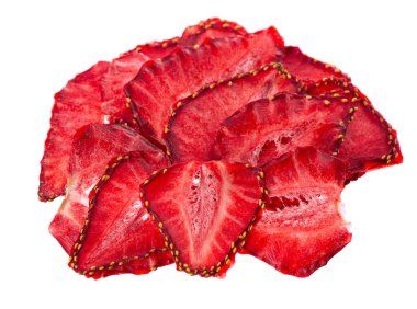 Beyaz arka planda kurumuş çilek dilimleri. Susuz kalmış çilek cipsi. Kesme yolu