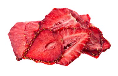 Beyaz arka planda kurumuş çilek dilimleri. Susuz kalmış çilek cipsi. Kesme yolu