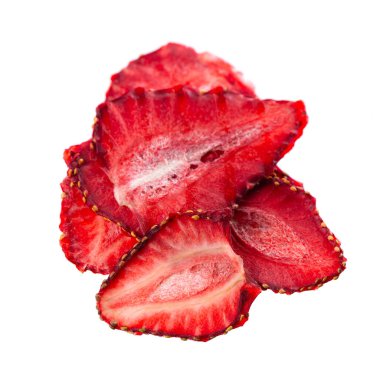 Beyaz arka planda kurumuş çilek dilimleri. Susuz kalmış çilek cipsi. Kesme yolu