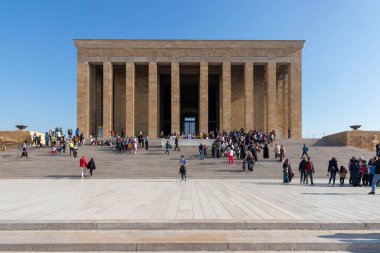 Anitkabir Ankara Türkiye 10 Kasım 2022: Mustafa Kemal Atatürk 'ün Ankara' daki mozolesi - görevli askerler ve ziyaret eden insanlar