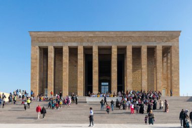 Anitkabir Ankara Türkiye 10 Kasım 2022: Mustafa Kemal Atatürk 'ün Ankara' daki mozolesi - görevli askerler ve ziyaret eden insanlar