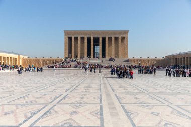 Anitkabir Ankara Türkiye 10 Kasım 2022: Mustafa Kemal Atatürk 'ün Ankara' daki mozolesi - görevli askerler ve ziyaret eden insanlar
