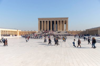 Anitkabir Ankara Türkiye 10 Kasım 2022: Mustafa Kemal Atatürk 'ün Ankara' daki mozolesi - görevli askerler ve ziyaret eden insanlar