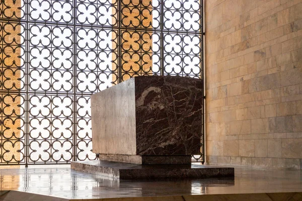 Anitkabir Ankara Türkiye 10 Kasım 2022: Mustafa Kemal Atatürk 'ün Ankara' daki mozolesi - görevli askerler ve ziyaret eden insanlar