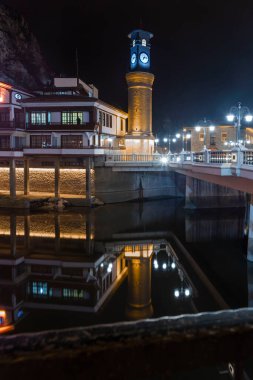 Amasya, Türkiye - 22 Aralık 2022: Eski Osmanlı evleri ve Amasya 'daki Yesilimak Nehri yakınlarındaki saat kulesi manzaralı. Amasya Türkiye 'de daha popüler bir turizm beldesi.
