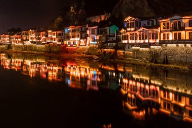 Amasya, Türkiye - 22 Aralık 2022: Eski Osmanlı evleri ve Amasya 'daki Yesilimak Nehri yakınlarındaki saat kulesi manzaralı. Amasya Türkiye 'de daha popüler bir turizm beldesi.