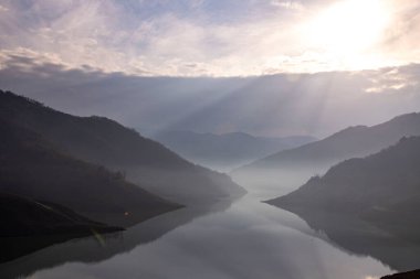 Kocaeli 'nin Yuvacik Baraj Gölü manzarası. Yapay göl, Kocaeli 'nin İzmit kenti için su sağlar..