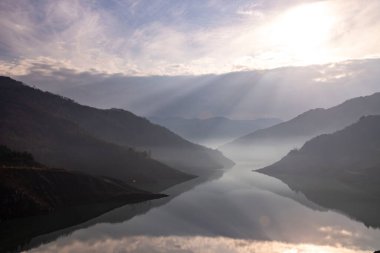Kocaeli 'nin Yuvacik Baraj Gölü manzarası. Yapay göl, Kocaeli 'nin İzmit kenti için su sağlar..