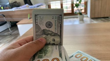 Dolar parası ve Amerikan bayrağı. Nakit para sayan iflas etmiş bir adam. İş krizi finans dolar konsepti. Kağıt paraları sayarken elimizi yakın plan çekiyoruz. döviz ekonomisi dolar ödeme vergisi