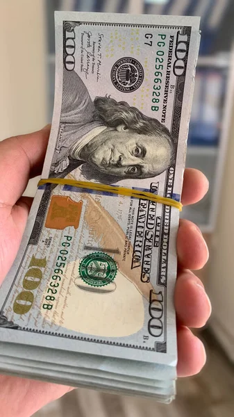 ドルとアメリカ国旗だ 破産した男は現金を数える ビジネス危機金融ドルの概念 紙幣を数えるのに使われています 為替金融経済ドルの納税 — ストック写真