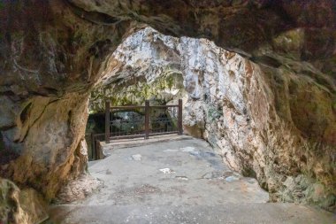 Tarsus, Mersin 'de yedi pusucu camii, nam-ı diğer yedi uyurlar camii ve yedi uykucu mağarası.