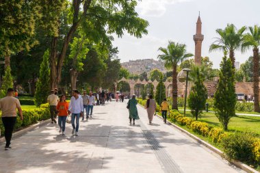 Balikligol (balık Gölü) ve Rizvaniye Camii Sanlurfa, Türkiye 'de güzel gün batımı manzaralı.