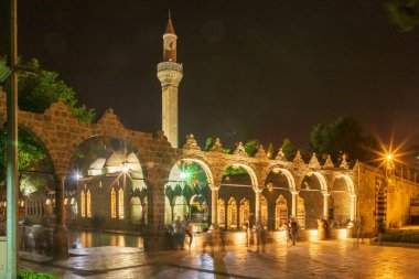 Balikligol (Balık Gölü) ve Rizvaniye Camii Sanlurfa, Türkiye 'de güzel gün batımı manzaralı.