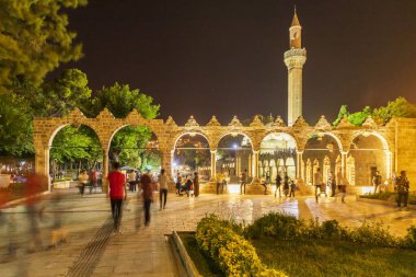 Balikligol (Balık Gölü) ve Rizvaniye Camii Sanlurfa, Türkiye 'de güzel gün batımı manzaralı.