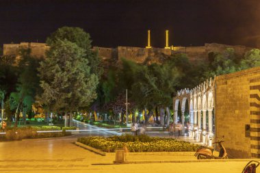 Balikligol (Balık Gölü) ve Rizvaniye Camii Sanlurfa, Türkiye 'de güzel gün batımı manzaralı.