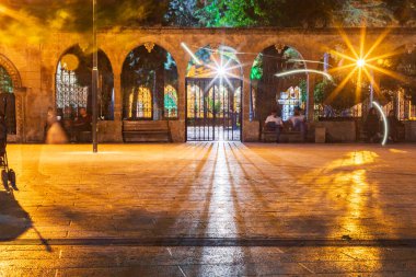 Balikligol (Balık Gölü) ve Rizvaniye Camii Sanlurfa, Türkiye 'de güzel gün batımı manzaralı.