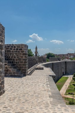 Diyarbakır Kalesi, Diyarbakır 'ın Sur ilçesinde tarihi bir kaledir. Bir iç kale ve bir dış kaleden oluşuyor..
