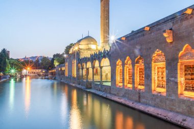 Türkiye 'nin Sanliurfa kentindeki güzel günbatımı manzarasında Balikli Gol ve Rizvaniye Camii manzarası.