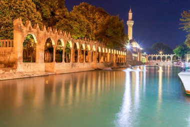 Türkiye 'nin Sanliurfa kentindeki güzel günbatımı manzarasında Balikli Gol ve Rizvaniye Camii manzarası.