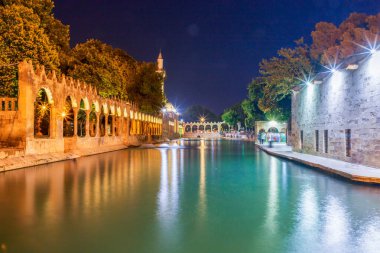 Türkiye 'nin Sanliurfa kentindeki güzel günbatımı manzarasında Balikli Gol ve Rizvaniye Camii manzarası.