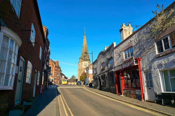 Estrada Inclinada Que Leva Uma Igreja Uttoxeter Staffordshire Reino Unido — Fotografia de Stock
