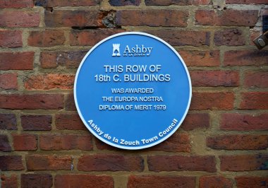 Ashby de la Zouch, İngiltere 'deki bir binada mavi bir plaket bulundu.
