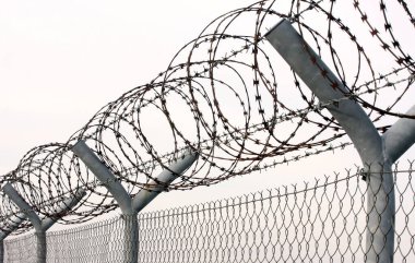 Dikenli tel örgü güvenlik çiti örneği