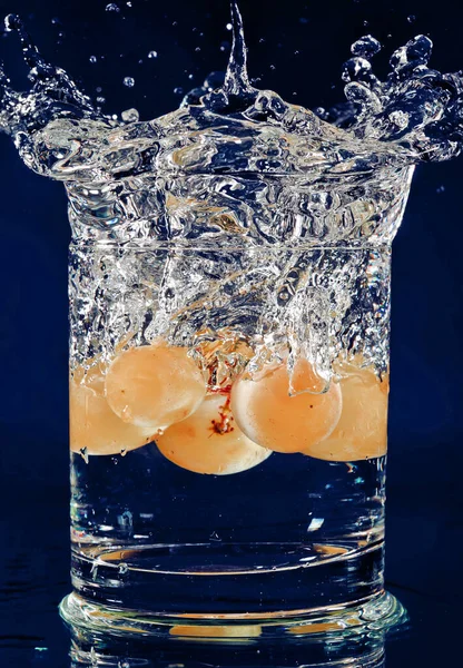 Grapes Dropped Glass Water — Stock Photo, Image