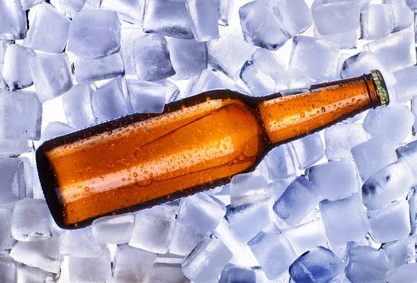 Buz Küplerinde Soğuk Bira Şişesi — Stok fotoğraf