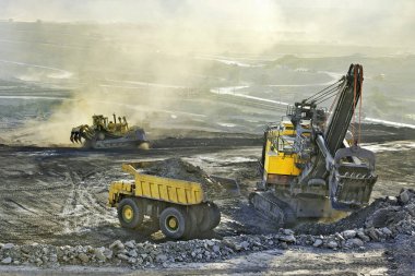 Mayın tesisinde çalışan bir araç.