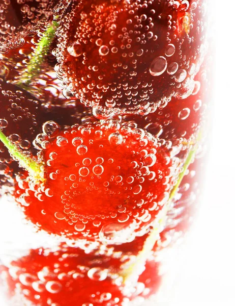 Κόκκινα Φρούτα Ένα Ποτήρι Ανθρακούχο Νερό — Φωτογραφία Αρχείου