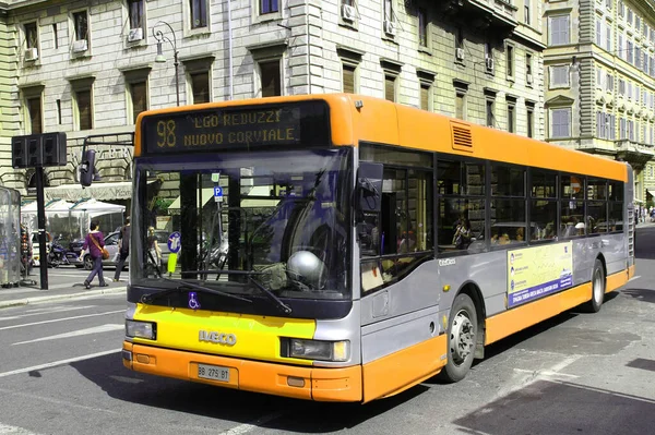 Autobús Una Sola Cubierta Centro Ciudad Caliente —  Fotos de Stock