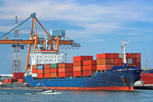Scheepvaartcontainers Een Vrachtschip Haven — Stockfoto
