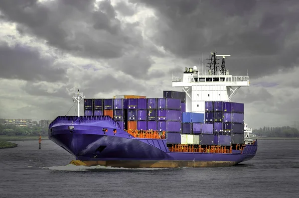 Scheepvaartcontainers Een Vrachtschip — Stockfoto