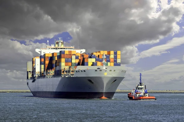 Scheepvaartcontainers Een Vrachtschip Zee — Stockfoto