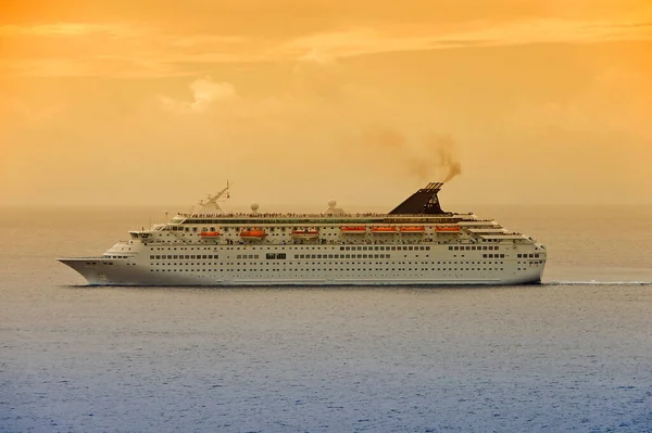 Gran Crucero Moderno Mar —  Fotos de Stock
