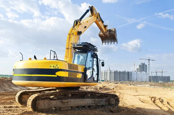 采石场典型的黄色挖掘机 — 图库照片