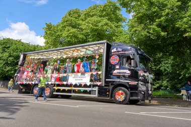 Long Eaton, Derbyshire, İngiltere 'de bir karnaval geçidinde açık kamyonet.         