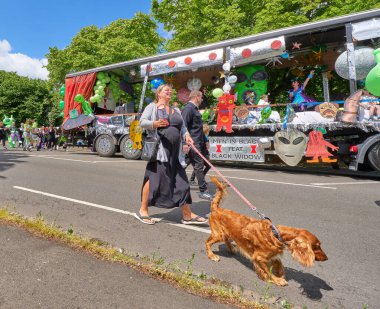 Long Eaton, Derbyshire, İngiltere 'deki karnaval sokak geçidi.                