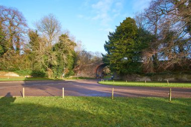 Ticknall, Derbyshire, İngiltere 'de bir tünele giden yol.             